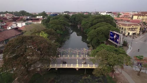 Survolez la rivière Siem Reap au crépuscule