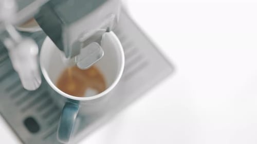 Espresso versé dans une tasse à café