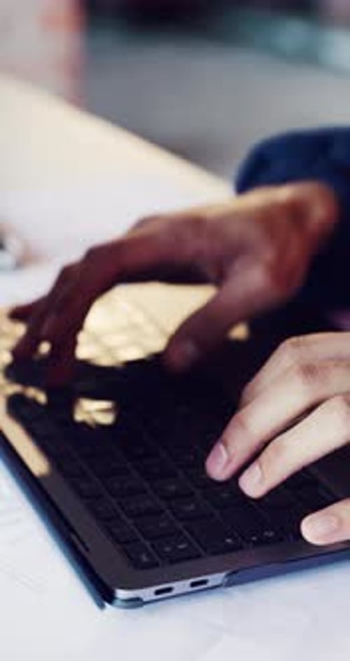 Hände, Architekt und Tippen auf dem Laptop für Konstruktion, Recherche und E-Mail für die Gebäudeplanung