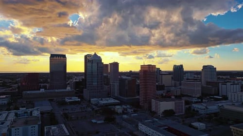 Horizonte de Tampa ao entardecer quando o sol se põe com nuvens dramáticas brilhando no céu e luz quente