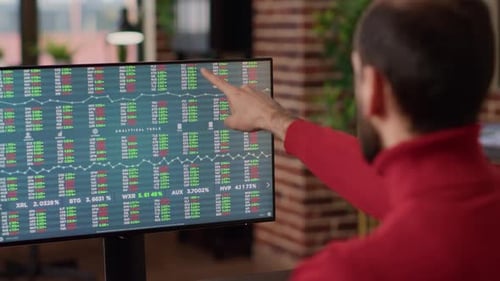 Männlicher Broker plant Börsenstatistiken in Charts
