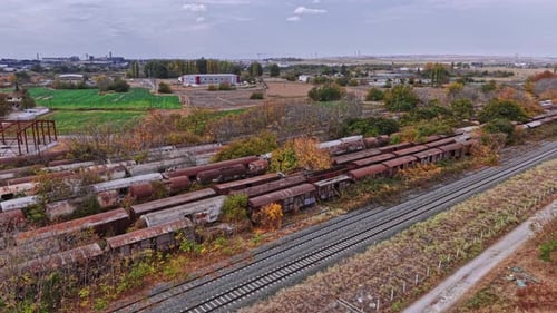 Cimetière ferroviaire au milieu de paysages pittoresques en Grèce