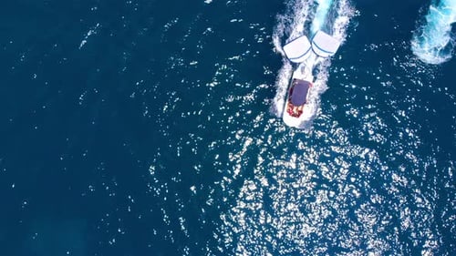 Vista aérea de arriba hacia abajo de Banana Speed boat