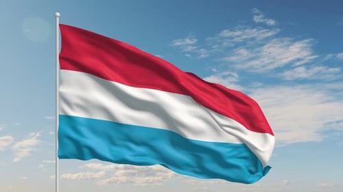 Die luxemburgische Nationalflagge steht hoch gegen den Himmel