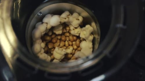 Las semillas de palomitas giran y estallan dentro de las palomitas en cámara lenta