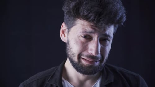 Porträt eines traurigen Teenagers mit psychischen Problemen.