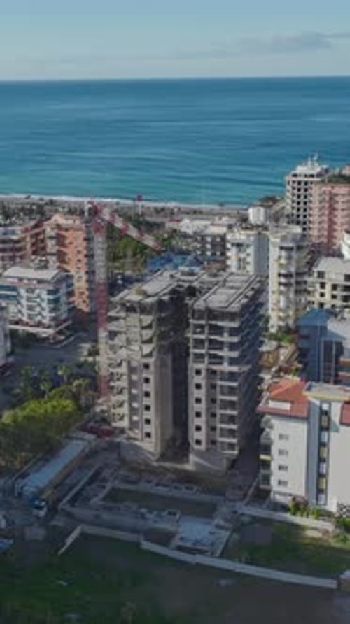 Vídeo vertical: esqueleto de edificio de hormigón con pisos expuestos y detalles de construcción