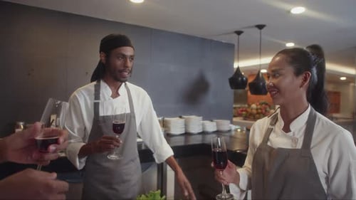 Un equipo de expertos en gastronomía celebra en un restaurante con vino