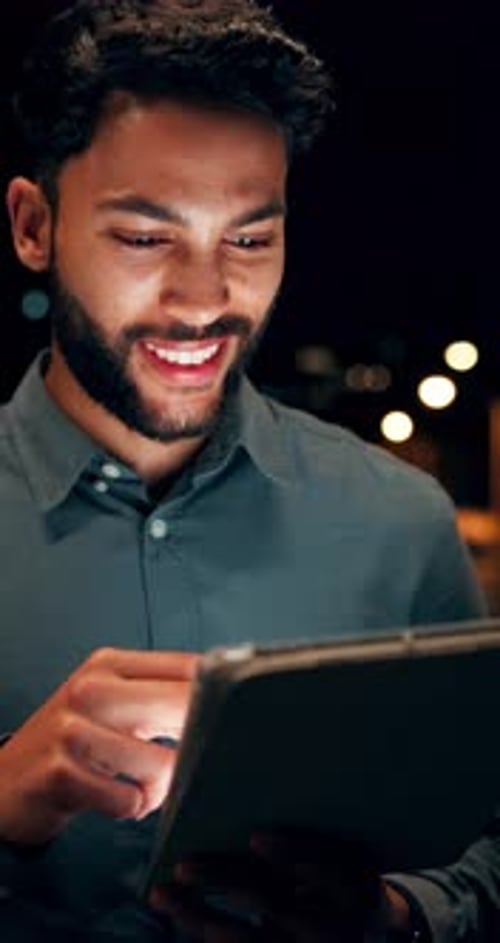 Nuit, affaires et homme avec tablette, dactylographie et sourire pour un message positif, un e-mail et une connexion