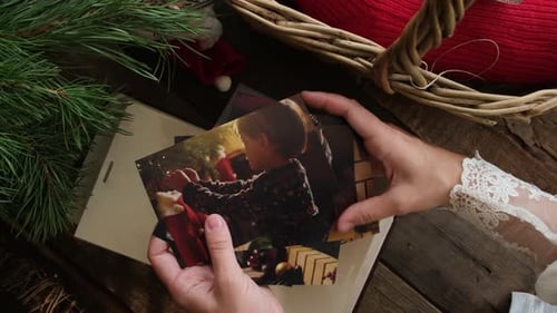 Fotos familiares impresas en Navidad de una persona mirando
