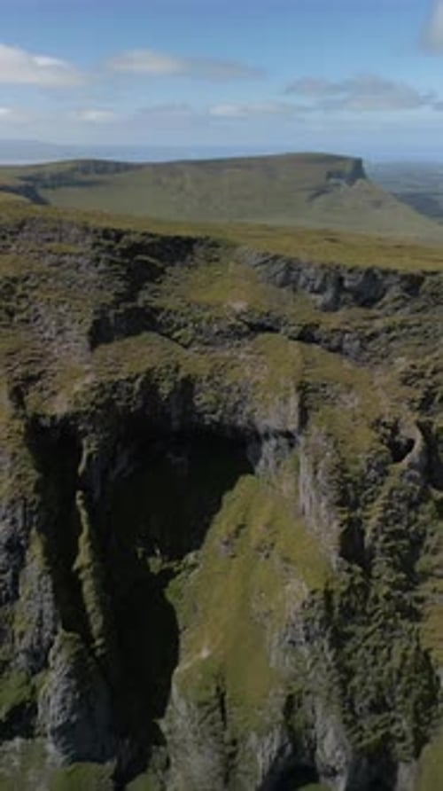 Vue surélevée du mont Benbulben dans le comté de Sligo, à l'ouest de l'Irlande