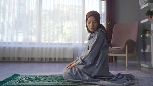Eine muslimische Frau, deren Religion der Islam ist, betet.