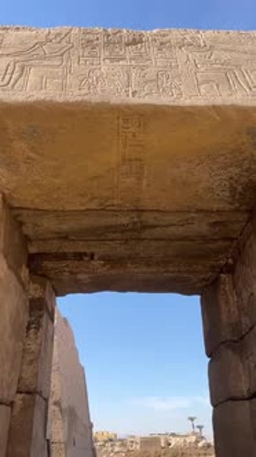 Vue d'anciens temples, prise de vue en contre-plongée
