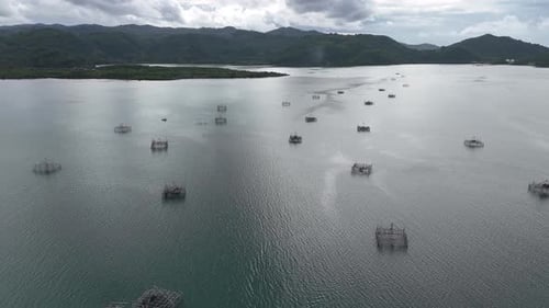 Bambusflöße werden mitten im Meer zusammengebaut und zum Fangen von Fischen verwendet