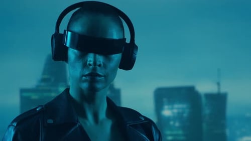 Portrait d'une fille cyberpunk dans des lunettes et des écouteurs Belle jeune femme futuriste sur le