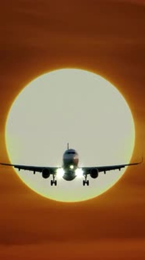 Ein Flugzeug landet vor dem Hintergrund eines wunderschönen Sonnenuntergangs und bietet eine atemberaubende Aussicht