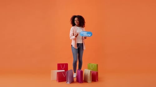 Une dame afro-américaine pointant vers le panneau du bouton de paiement en ligne