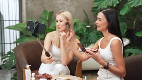 Vídeo tutorial de belleza y cosmética para una mujer joven haciendo contenido. Relajarse