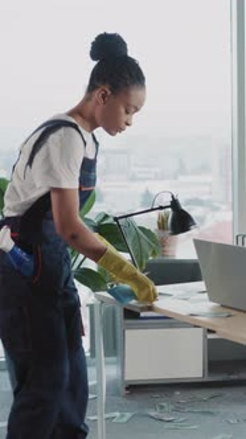 Couple coopératif de concierges multiethniques, hommes et femmes, en uniforme bleu, nettoyant le bureau de l'entreprise