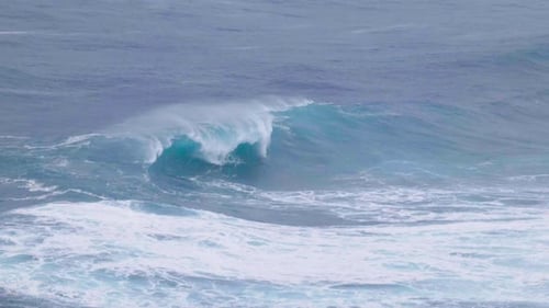 Riesige Welle bricht in Zeitlupe