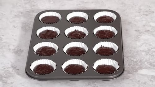 Colocar la masa para cupcakes de chocolate en los moldes para cupcakes