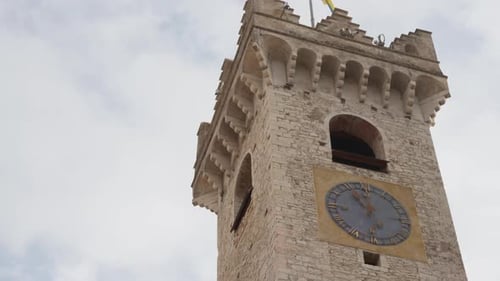 Alter mittelalterlicher Glockenturm in Trient, Italien, mit Steinmauern und Himmel