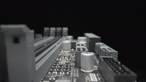 Nahaufnahme eines Motherboards auf schwarzem Hintergrund mit Kondensatoren und Transistoren