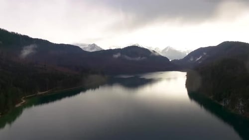Vista del lago desde un Zumbido junto a los Alpes
