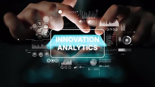 Hands Interagieren mit der Schnittstelle für digitale Innovation und Analytik, die Datenerkenntnisse und Technologie hervorhebt