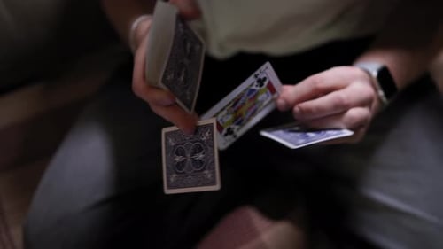 Geschickte männliche Hände führen verschiedene Kartentricks mit einem Kartenspiel aus