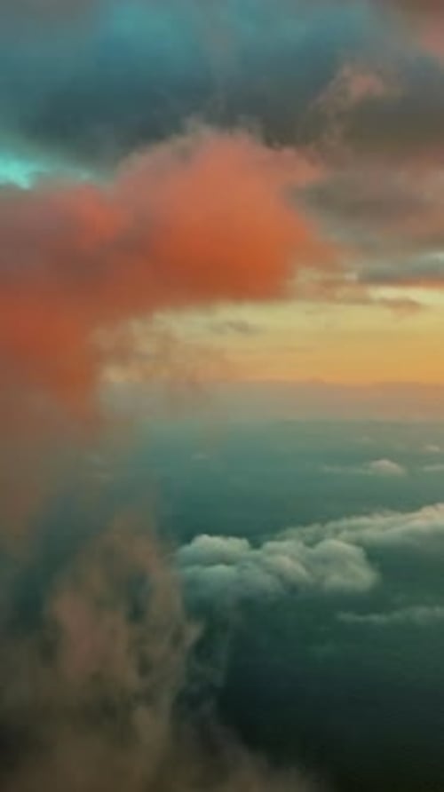 Voler dans les nuages lumineux du coucher du soleil