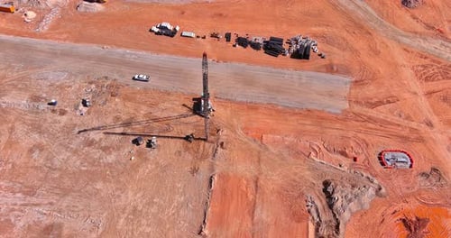 Trabaje en cimientos de pilotes verticales utilizando una bomba montada en un camión en una obra de construcción perforando suelo