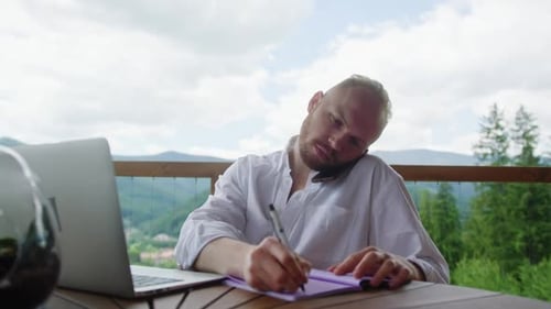 Un indépendant discute avec un collègue au téléphone pour établir un calendrier