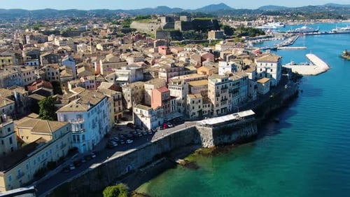 Vue aérienne filmée par drone de la côte de la vieille ville de Corfou en Grèce,