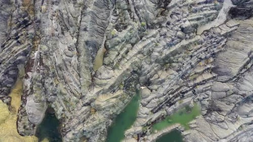 Extracción de carbón desde arriba en un día nublado