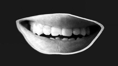 Boca con sonrisa falsa estampada en blanco y negro