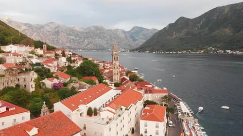 Stadthafen und St.-Nikolaus-Kirche in Perast, Montenegro