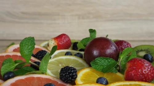 Fruchtscheiben und Beeren