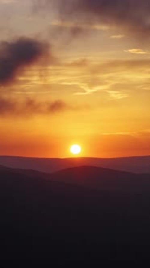 dramatisch Sonnenuntergang in den Wolken am Berg