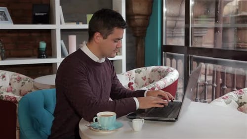 Viele Typen auf dem Laptop im Café