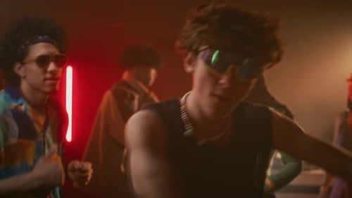 Cooler Typ, der während der Retro-Y2K-Party im Nachtclub abrockt