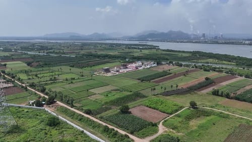 Vidéo aérienne de l'aménagement méticuleusement planifié de la ville serait évidente, avec de larges boulevards, des arbres