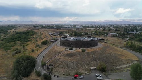 Approche aérienne de l'ancienne forteresse noire russe de Sev Berd, Gyumri, Arménie