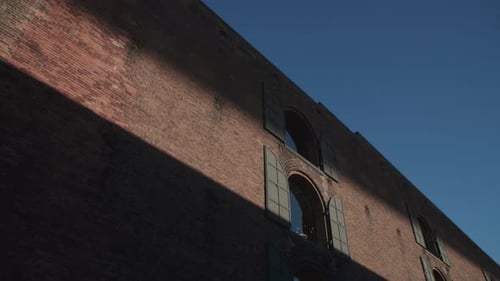Schatten und ein Lichtstrahl auf eine Backsteinmauer in Brooklyn.