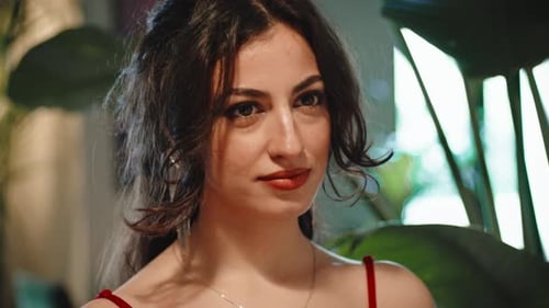 Mädchen lächelt ihren Jungen während des Valentinstags-Abendessens im Restaurant