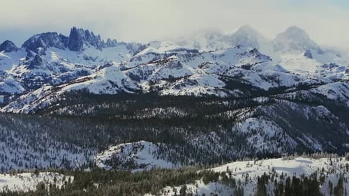 Los minaretes: picos irregulares, cima de la cordillera, vista a la estación de esquí de Mammoth Mountain, California, invierno