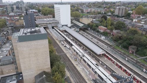 Vista elevada de la estación de Ealing Broadway con varios trenes en los andenes, alrededor del desarrollo urbano
