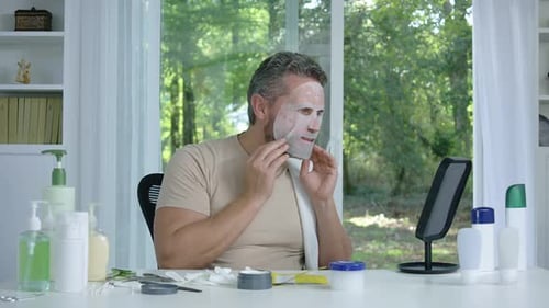 Concepto de cuidado de la piel para hombres, belleza, hombre maduro, que usa máscara facial para el cuidado de las arrugas, hombre