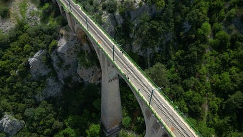 Luftaufnahme der Varda-Viadukt-Eisenbahnbrücke in der Türkei
