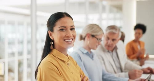 Счастливая деловая женщина, лицо или офисная встреча на стажировке в маркетинговом агентстве